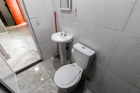 Banheiro de casa para alugar com 1 quarto, 59m² em Jardim Leonidas Moreira, São Paulo