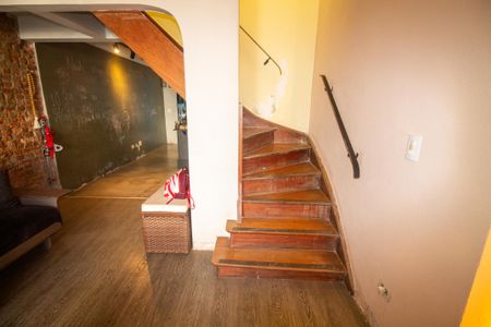 Casa para alugar com 140m², 4 quartos e 2 vagasEscada