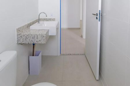 Banheiro de apartamento à venda com 2 quartos, 58m² em Nova Suíça, Belo Horizonte