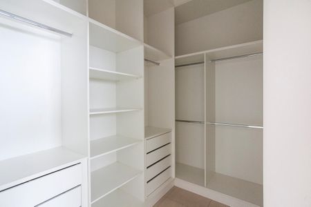 Casa de condomínio para alugar com 200m², 3 quartos e 2 vagasCloset da Suite 1
