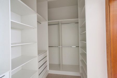 Casa de condomínio para alugar com 200m², 3 quartos e 2 vagasCloset da Suite 1