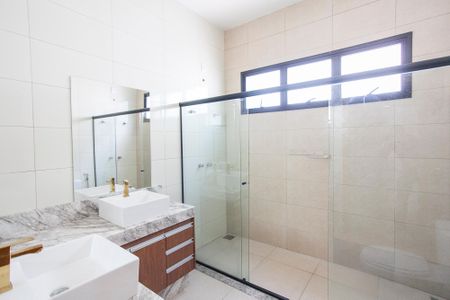 Casa de condomínio para alugar com 200m², 3 quartos e 2 vagasBanheiro da Suite 1