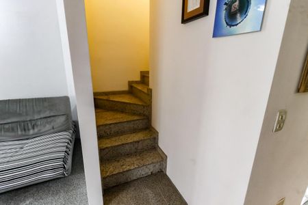 Casa de condomínio à venda com 158m², 4 quartos e 2 vagasEscada acesso quartos (Suítes)
