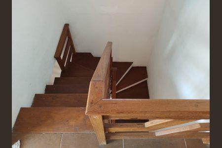 Casa à venda com 160m², 3 quartos e 2 vagas Casa à venda com 160m², 3 quartos e 2 vagasEscada