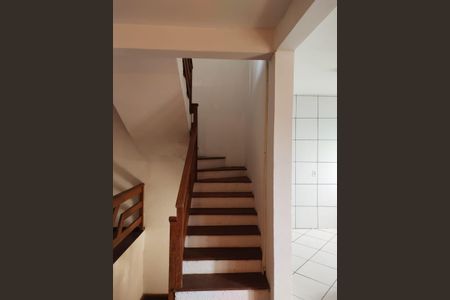 Casa à venda com 160m², 3 quartos e 2 vagas Casa à venda com 160m², 3 quartos e 2 vagasEscada