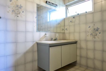 Casa à venda com 327m², 4 quartos e 2 vagasBanheiro Suíte 1