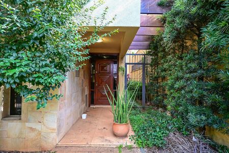 Casa à venda com 327m², 4 quartos e 2 vagasEntrada