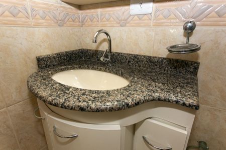 Casa de condomínio para alugar com 56m², 2 quartos e 1 vaga Casa de condomínio para alugar com 56m², 2 quartos e 1 vagaBanheiro