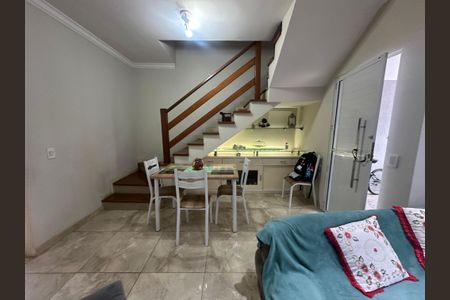 Casa de condomínio à venda com 136m², 3 quartos e 2 vagas Casa de condomínio à venda com 136m², 3 quartos e 2 vagasSala