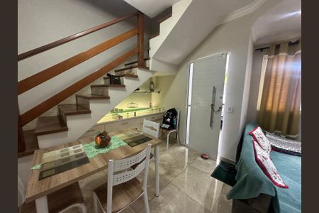 Casa de condomínio à venda com 136m², 3 quartos e 2 vagas Casa de condomínio à venda com 136m², 3 quartos e 2 vagasSala