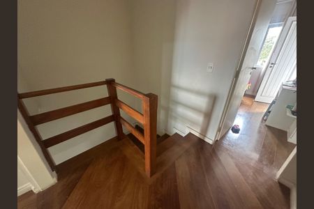 Casa de condomínio à venda com 136m², 3 quartos e 2 vagas Casa de condomínio à venda com 136m², 3 quartos e 2 vagasEscada