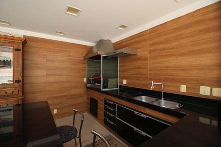 Casa de condomínio à venda com 329m², 4 quartos e 3 vagasChurrasqueira