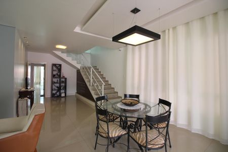 Sala de casa de condomínio para alugar com 4 quartos, 329m² em Jacarepaguá, Rio de Janeiro