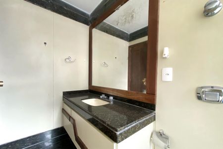 Apartamento à venda com 382m², 5 quartos e 3 vagas Apartamento à venda com 382m², 5 quartos e 3 vagasBanheiro da Suíte 2