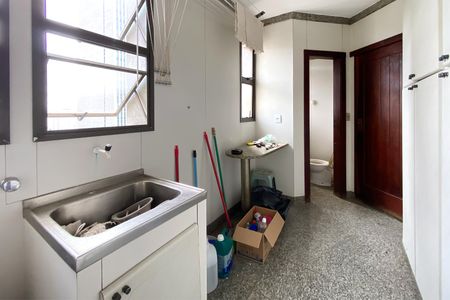 Apartamento à venda com 382m², 5 quartos e 3 vagas Apartamento à venda com 382m², 5 quartos e 3 vagasÁrea de Serviço