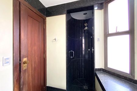 Apartamento à venda com 382m², 5 quartos e 3 vagas Apartamento à venda com 382m², 5 quartos e 3 vagasBanheiro da Suíte 1