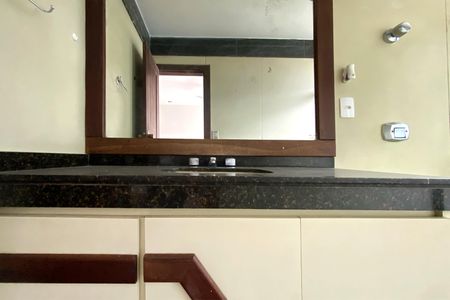 Apartamento à venda com 382m², 5 quartos e 3 vagas Apartamento à venda com 382m², 5 quartos e 3 vagasBanheiro da Suíte 2