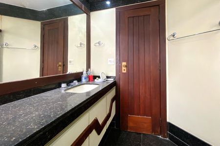 Apartamento à venda com 382m², 5 quartos e 3 vagas Apartamento à venda com 382m², 5 quartos e 3 vagasBanheiro