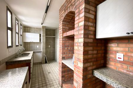 Apartamento à venda com 382m², 5 quartos e 3 vagas Apartamento à venda com 382m², 5 quartos e 3 vagasCozinha de Apoio Cobertura