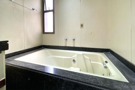 Apartamento à venda com 382m², 5 quartos e 3 vagas Apartamento à venda com 382m², 5 quartos e 3 vagasBanheiro da Suíte 1