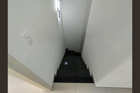 Casa à venda com 140m², 3 quartos e 1 vaga Casa à venda com 140m², 3 quartos e 1 vagaEscada
