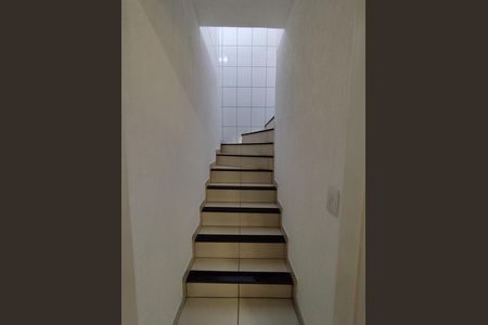 Casa à venda com 140m², 3 quartos e 1 vaga Casa à venda com 140m², 3 quartos e 1 vagaEscada