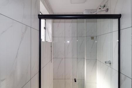 Banheiro de kitnet/studio para alugar com 1 quarto, 29m² em Vila Cleonice, São Paulo