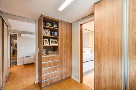 Apartamento à venda com 321m², 3 quartos e 4 vagasCloset Suíte 2