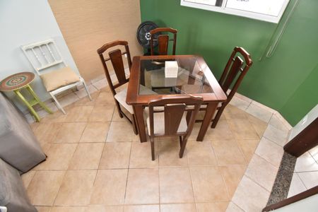 Casa de condomínio para alugar com 110m², 3 quartos e 2 vagasSala