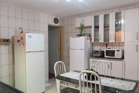 Casa à venda com 199m², 4 quartos e 2 vagasCozinha da casa térrea