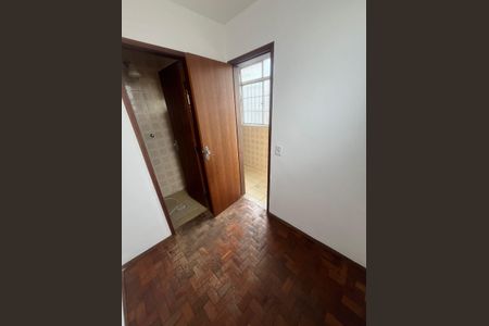 Quarto de apartamento para alugar com 2 quartos, 60m² em Sagrada Família, Belo Horizonte