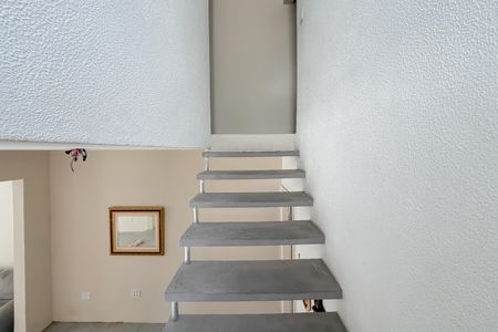 Escada de casa para alugar com 3 quartos, 234m² em Vila Monumento, São Paulo