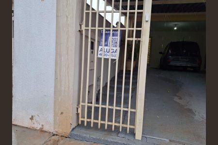 Casa para alugar com 200m², 3 quartos e 7 vagasFrente da casda com a placa do Quinto Andar