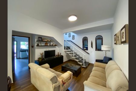 Casa à venda com 220m², 4 quartos e 2 vagasSala