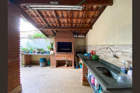 Casa à venda com 220m², 4 quartos e 2 vagasChurrasqueira