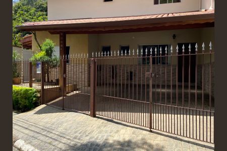 Casa à venda com 220m², 4 quartos e 2 vagasFachada