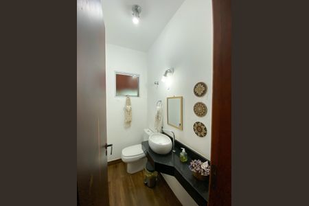 Casa à venda com 220m², 4 quartos e 2 vagasLavabo