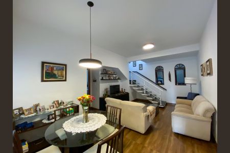 Casa à venda com 220m², 4 quartos e 2 vagasSala