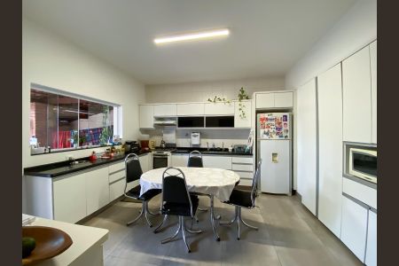 Casa à venda com 220m², 4 quartos e 2 vagasCozinha