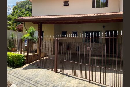 Casa à venda com 220m², 4 quartos e 2 vagasFachada