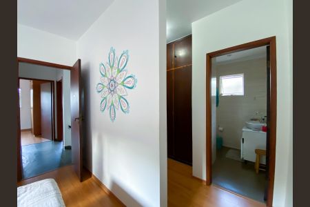 Casa à venda com 220m², 4 quartos e 2 vagasSuíte 2