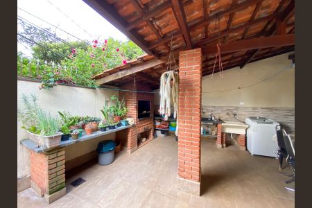 Casa à venda com 220m², 4 quartos e 2 vagasChurrasqueira