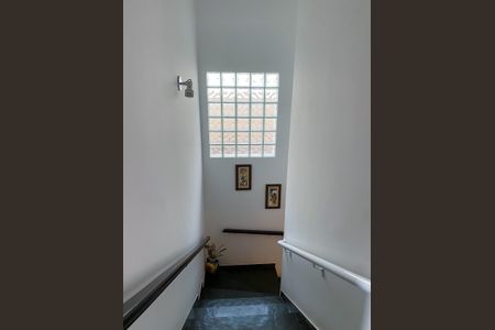 Casa à venda com 220m², 4 quartos e 2 vagasEscada