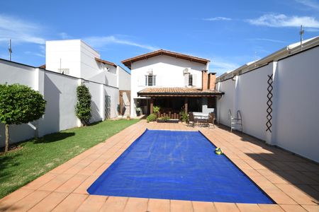 Casa à venda com 269m², 4 quartos e 5 vagasPiscina