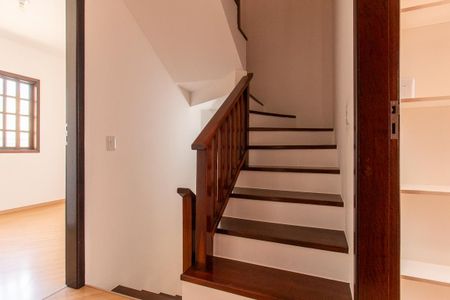 Casa de condomínio para alugar com 175m², 4 quartos e 2 vagasEscada