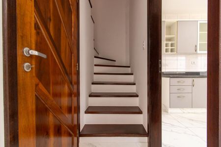 Casa de condomínio para alugar com 175m², 4 quartos e 2 vagasEscada