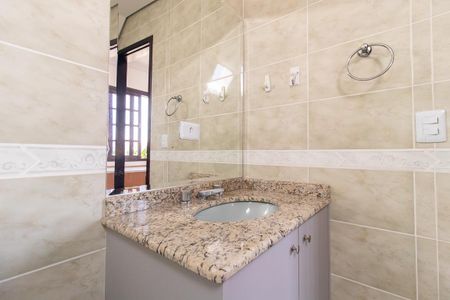 Casa de condomínio para alugar com 175m², 4 quartos e 2 vagasBanheiro da Suíte 2