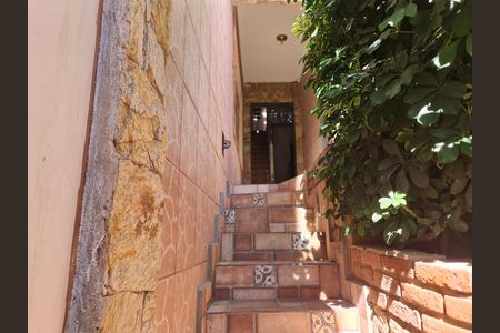 Escadas de acesso  de casa para alugar com 2 quartos, 54m² em Parque Santo Antonio, Guarulhos
