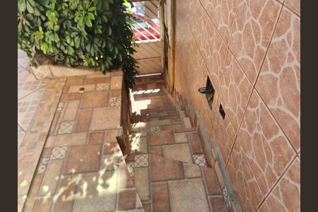 Escadas de acesso  de casa para alugar com 2 quartos, 54m² em Parque Santo Antonio, Guarulhos