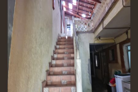 Casa para alugar com 54m², 2 quartos e 1 vagaEscadas de acesso 